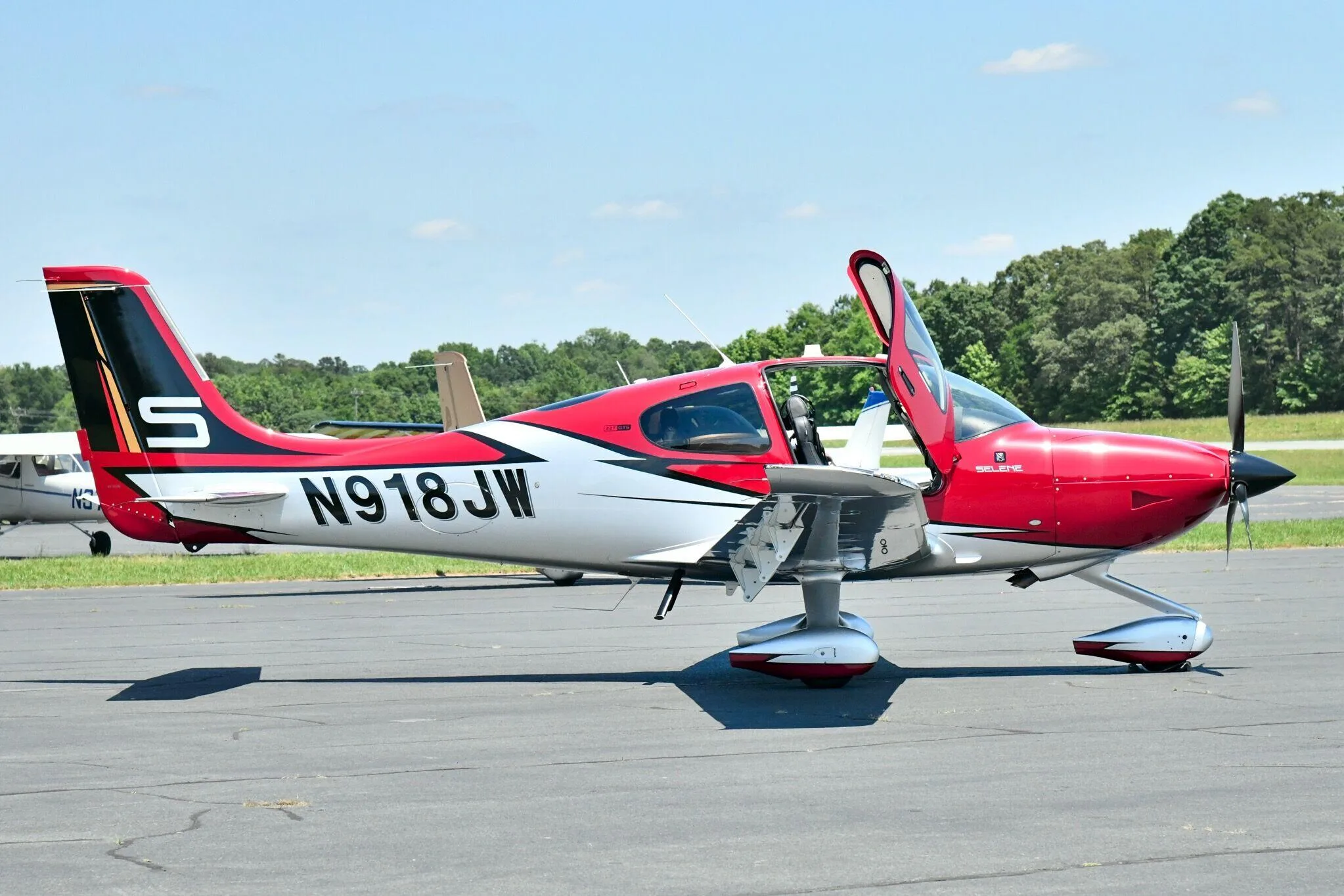 Exterior view of a 2017 Cirrus SR22T G6.