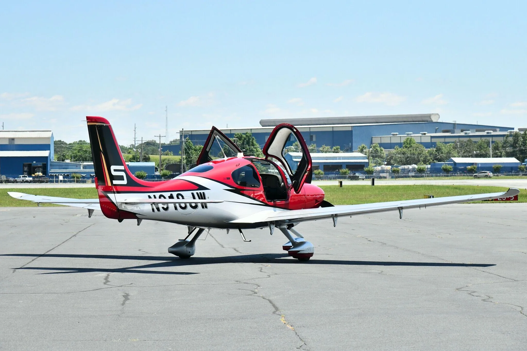 Exterior view of a 2017 Cirrus SR22T G6.