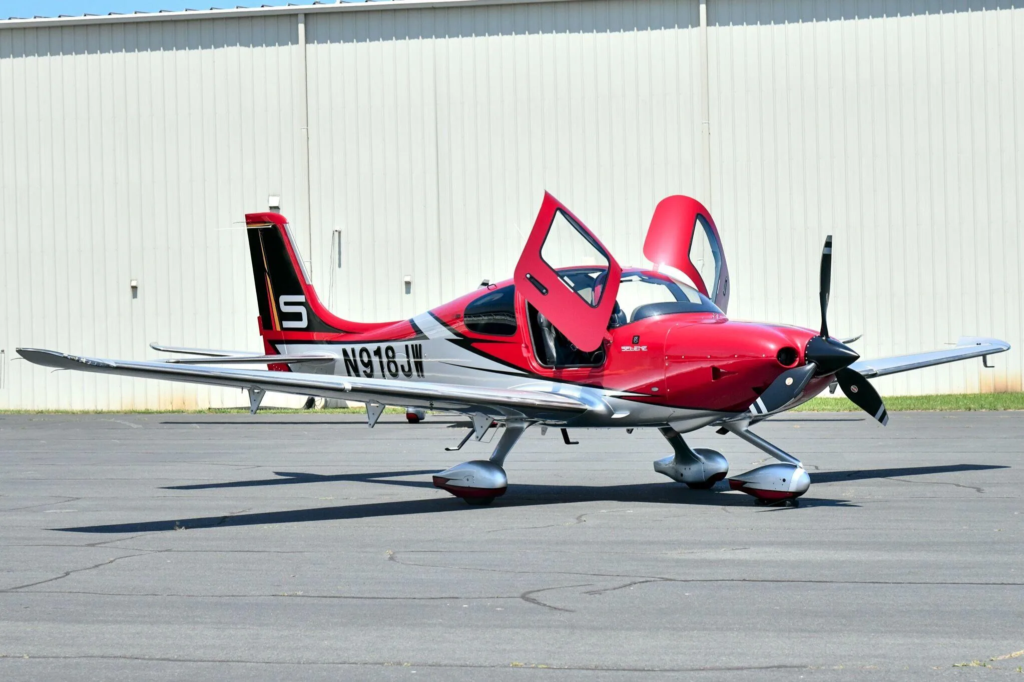 Exterior view of a 2017 Cirrus SR22T G6.