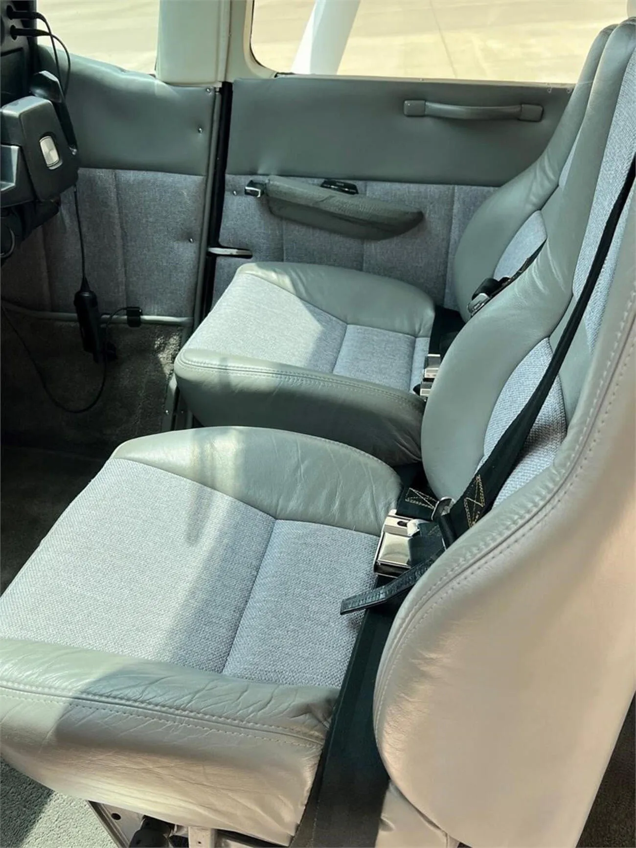 Cabin interior of a 1975 Cessna 182P Skylane.
