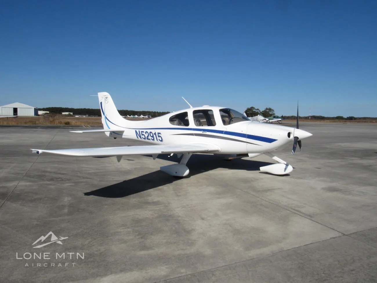 Exterior view of a 2004 Cirrus SR20 G1.