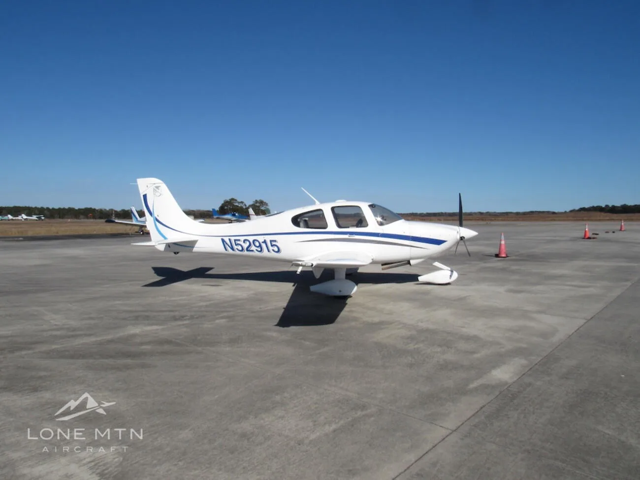 Exterior view of a 2004 Cirrus SR20 G1.