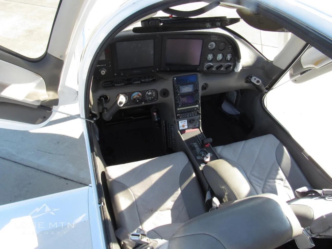 Cockpit and instrument panel of a 2004 Cirrus SR20 G1.