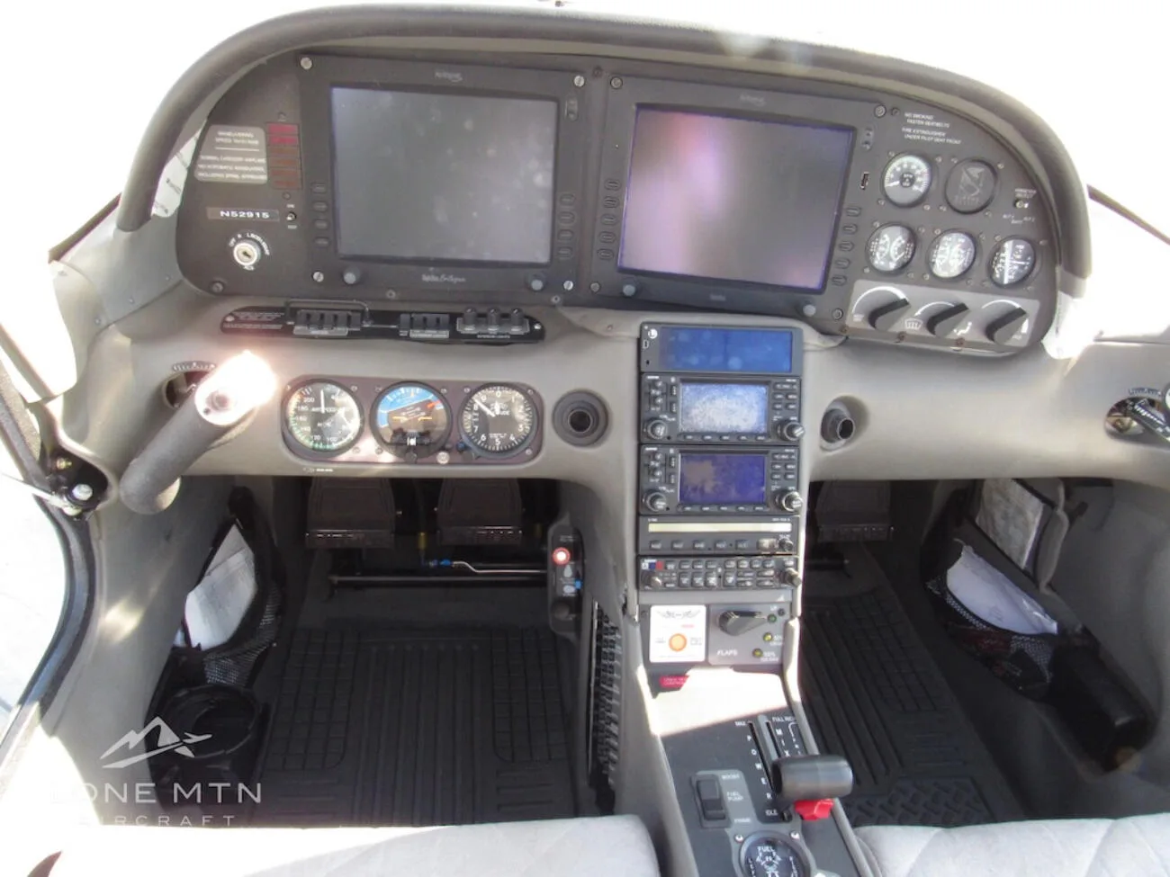 Cockpit and instrument panel of a 2004 Cirrus SR20 G1.