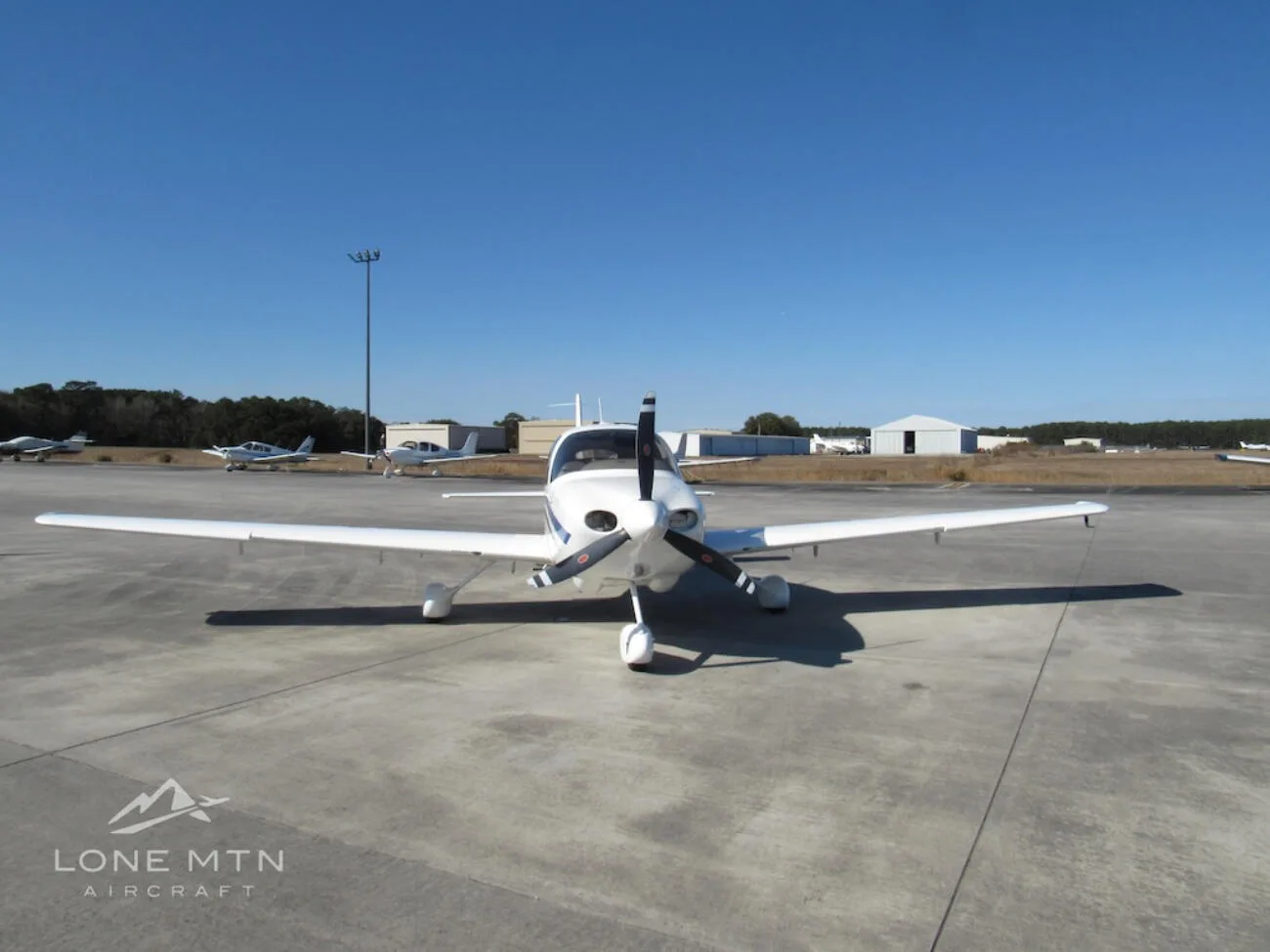 Exterior view of a 2004 Cirrus SR20 G1.