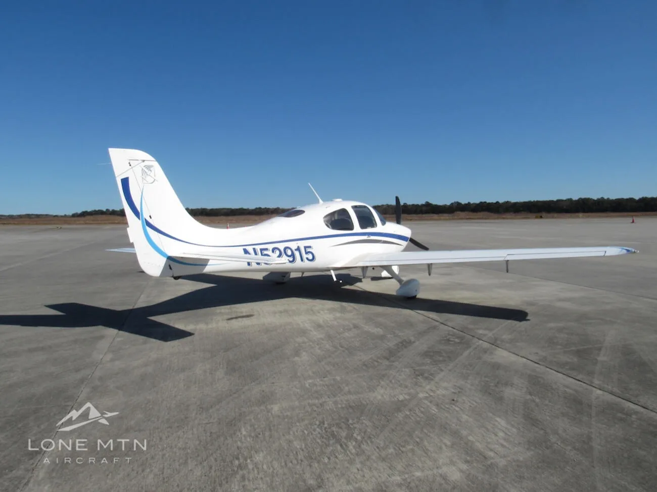 Exterior view of a 2004 Cirrus SR20 G1.