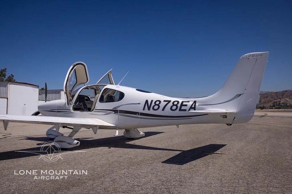 Exterior view of a 2007 Cirrus SR20 G2.