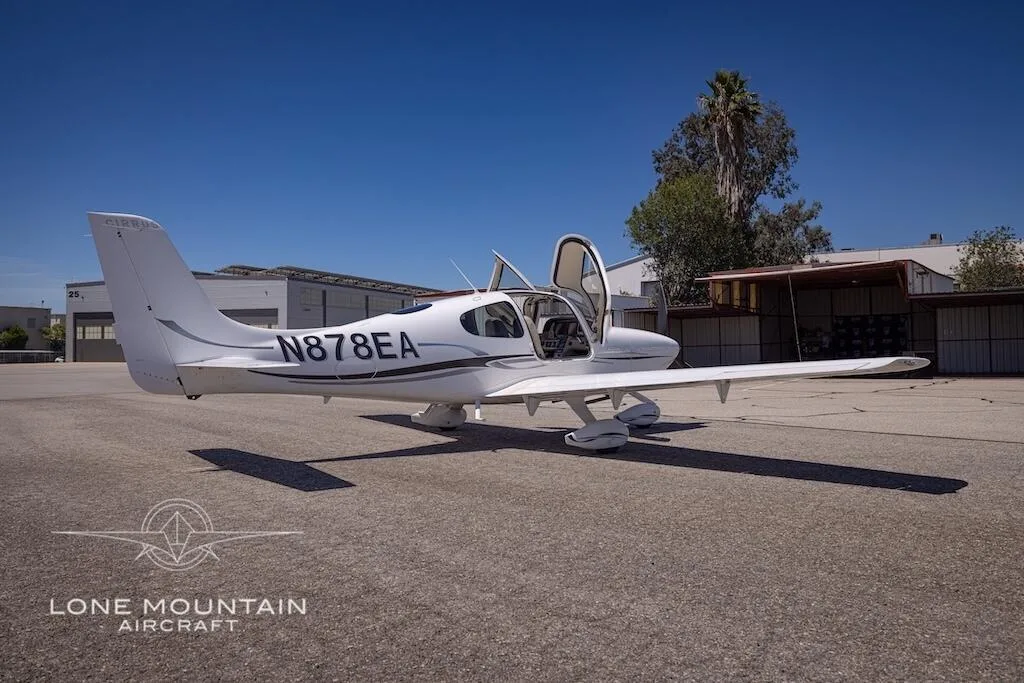 Exterior view of a 2007 Cirrus SR20 G2.