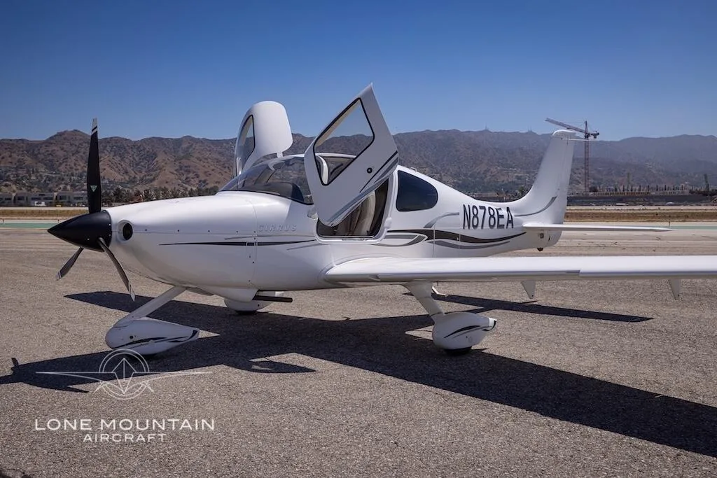 Exterior view of a 2007 Cirrus SR20 G2.