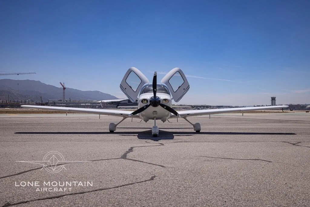 Exterior view of a 2007 Cirrus SR20 G2.