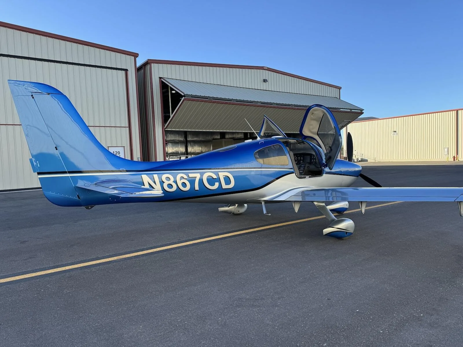 Exterior view of a 2002 Cirrus SR22 G1.