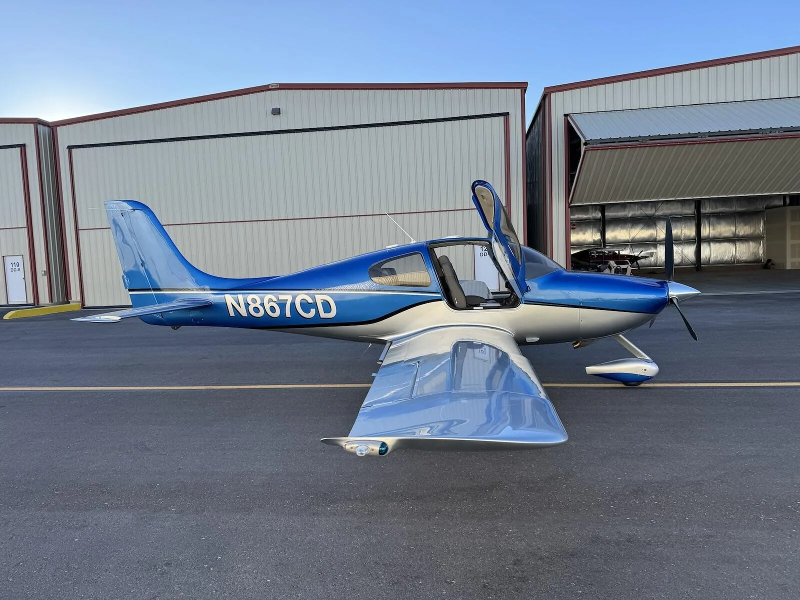 Exterior view of a 2002 Cirrus SR22 G1.