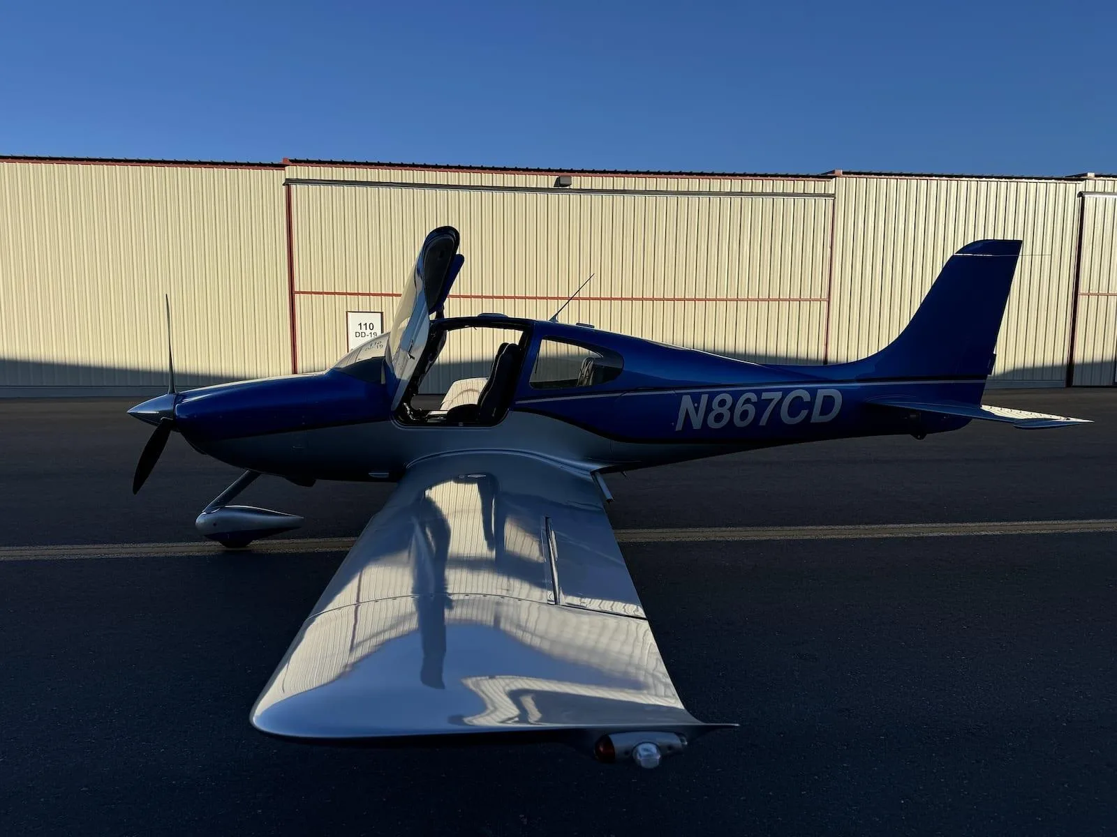 Exterior view of a 2002 Cirrus SR22 G1.