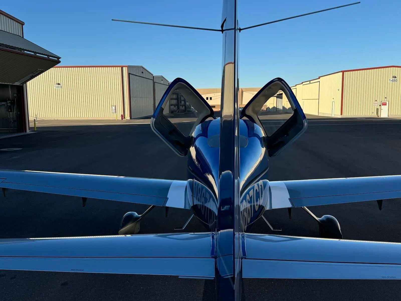 Exterior view of a 2002 Cirrus SR22 G1.