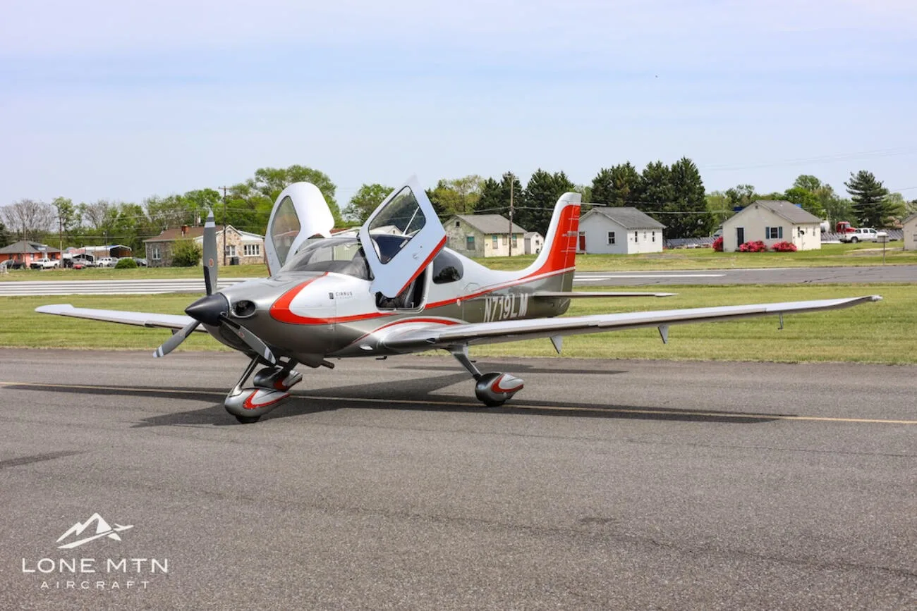Exterior view of a 2003 Cirrus SR22 G1.