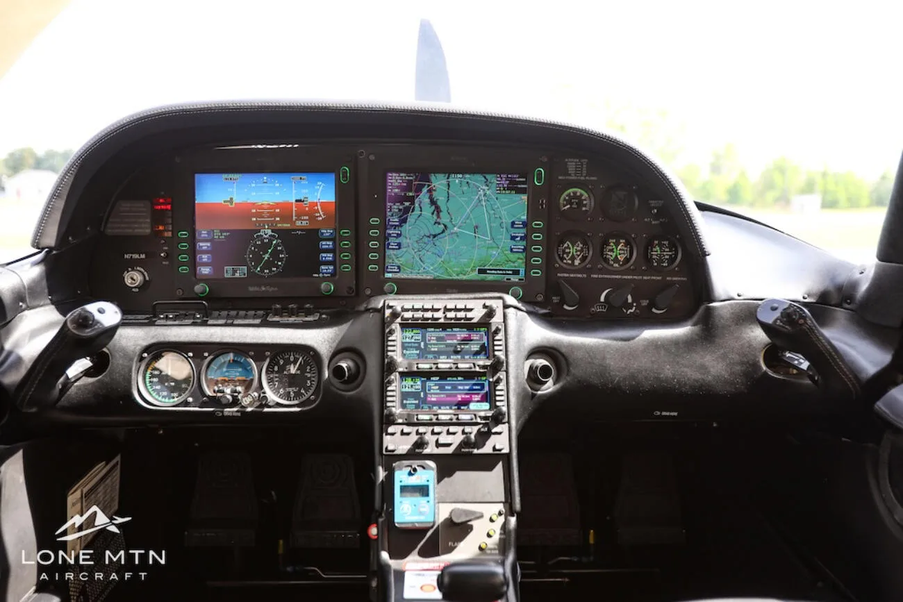 Cockpit and instrument panel of a 2003 Cirrus SR22 G1.