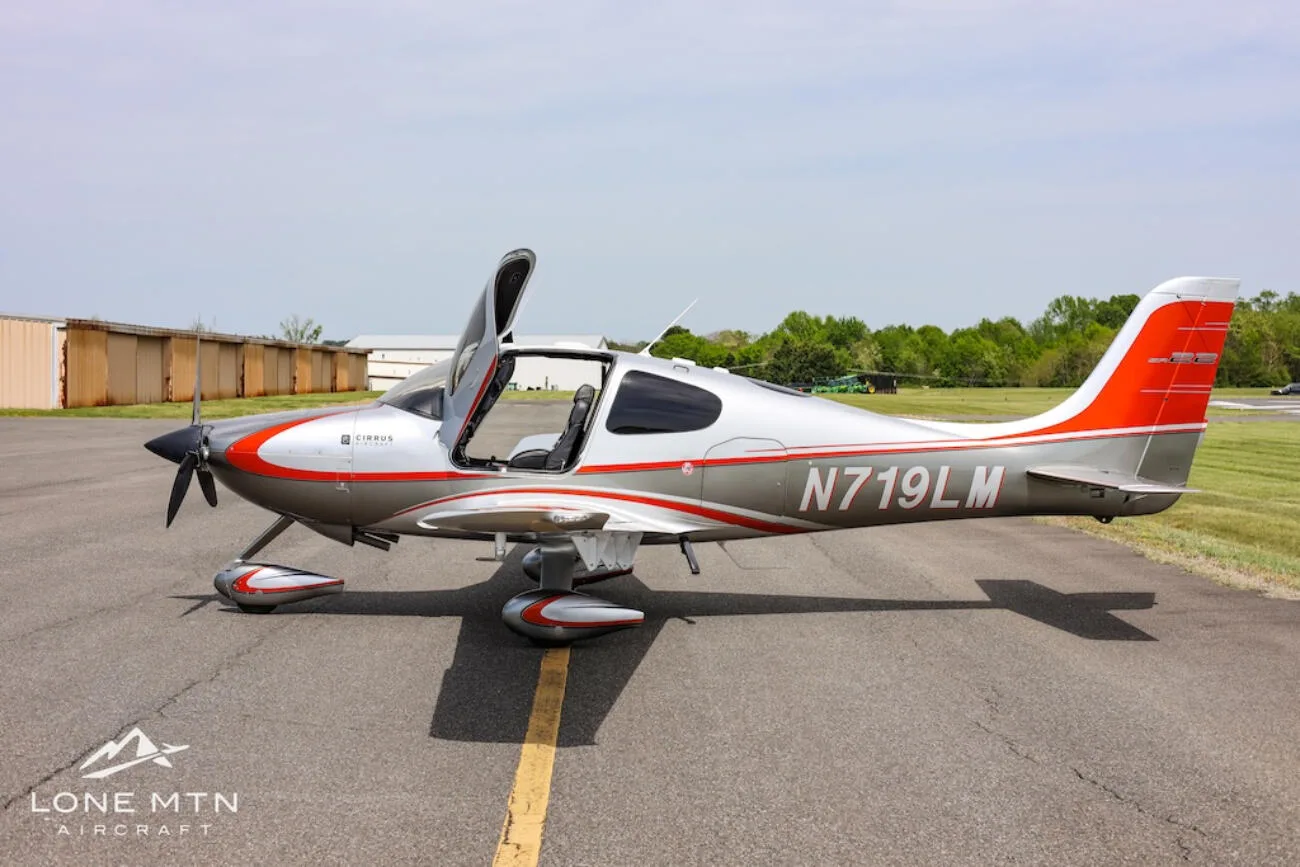 Exterior view of a 2003 Cirrus SR22 G1.