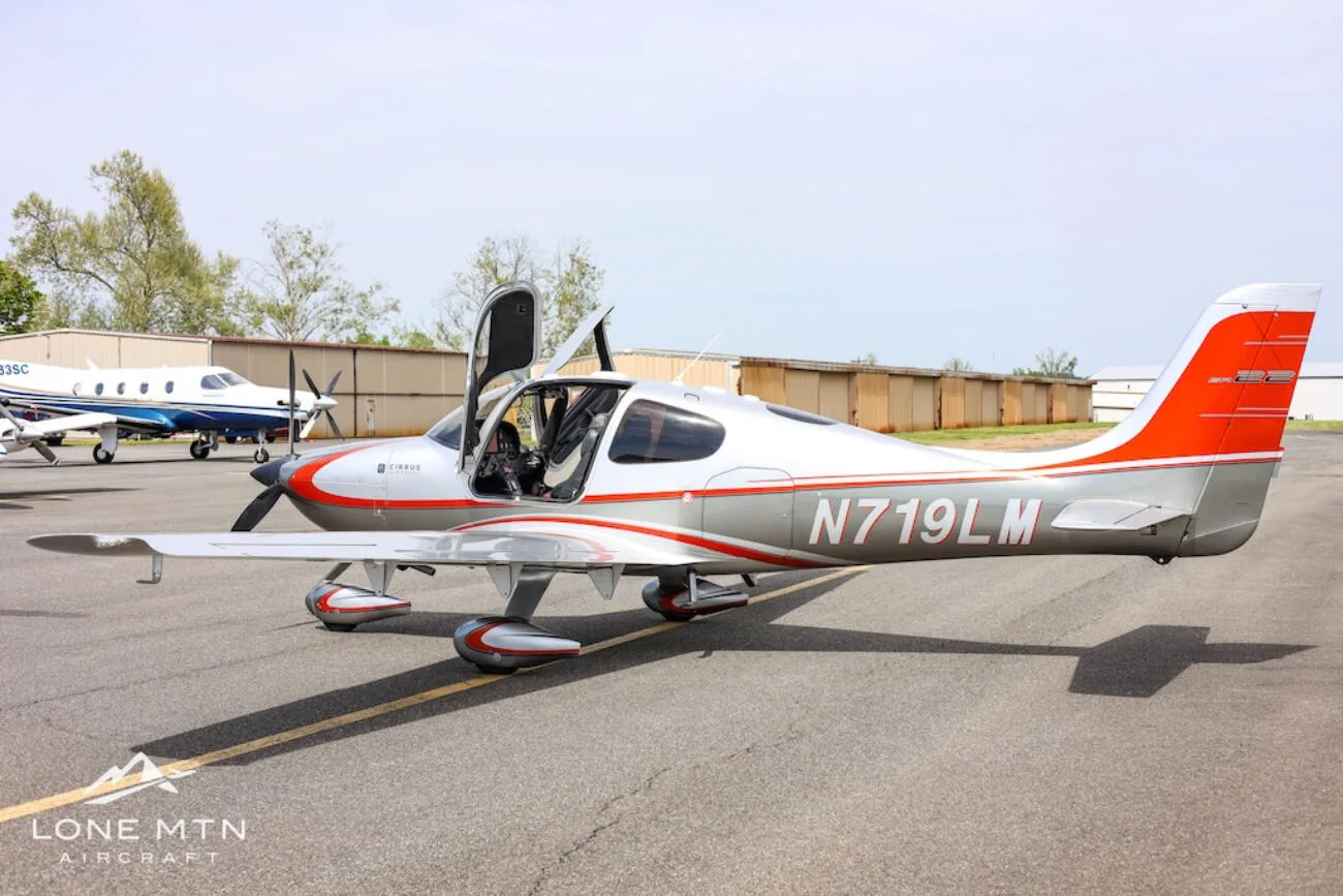 Exterior view of a 2003 Cirrus SR22 G1.