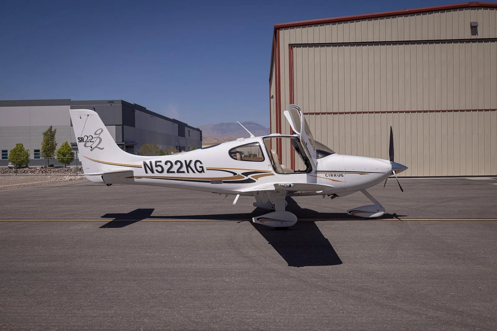 Exterior view of a 2004 Cirrus SR22 G2.