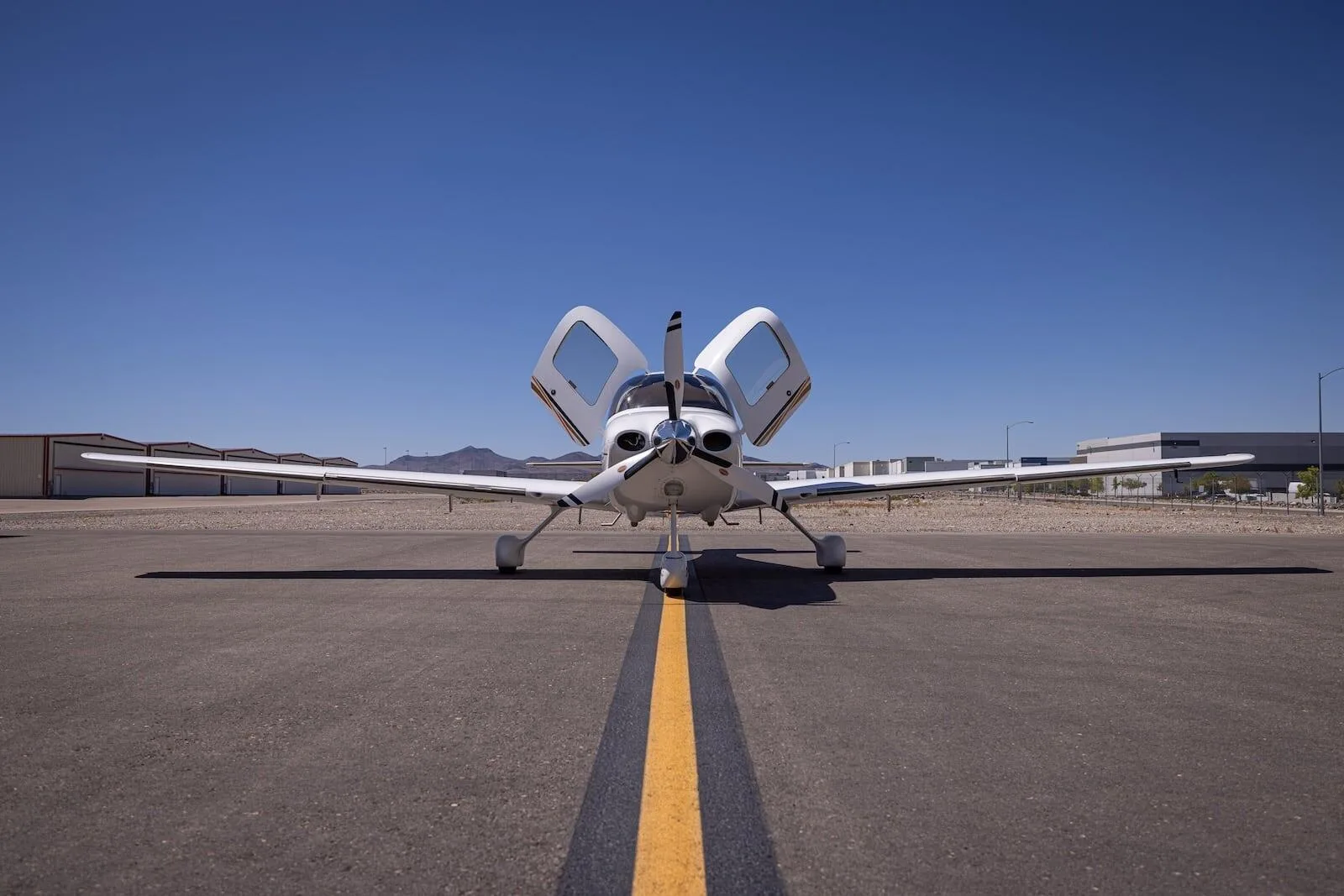 Exterior view of a 2004 Cirrus SR22 G2.