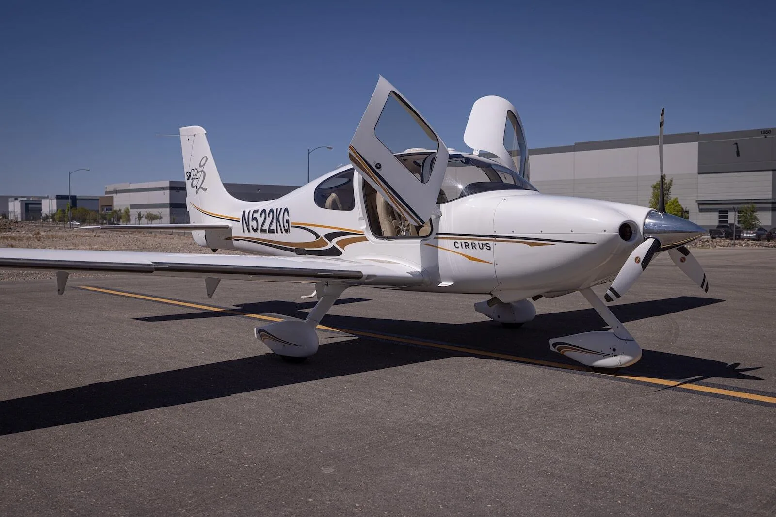 Exterior view of a 2004 Cirrus SR22 G2.