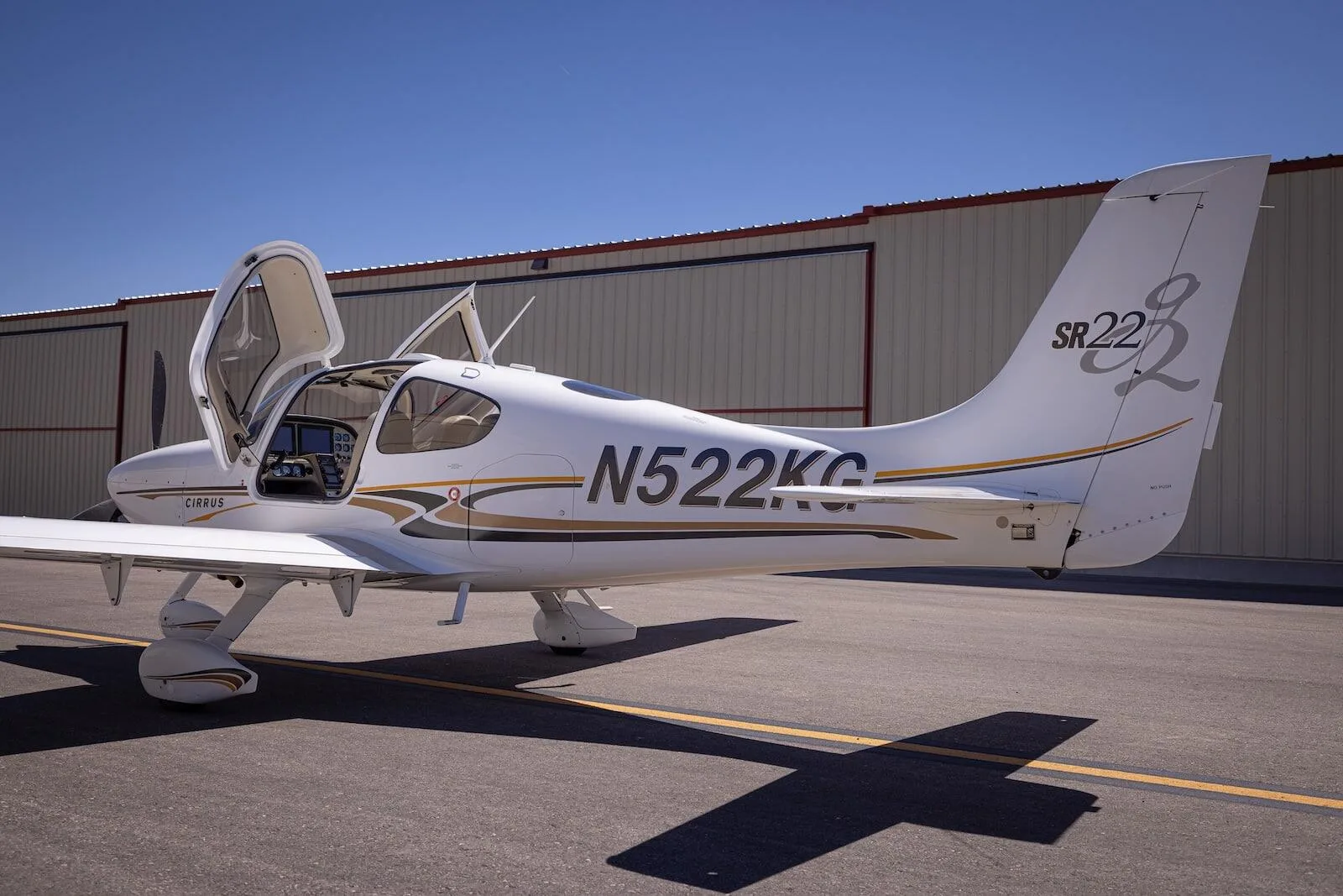 Exterior view of a 2004 Cirrus SR22 G2.