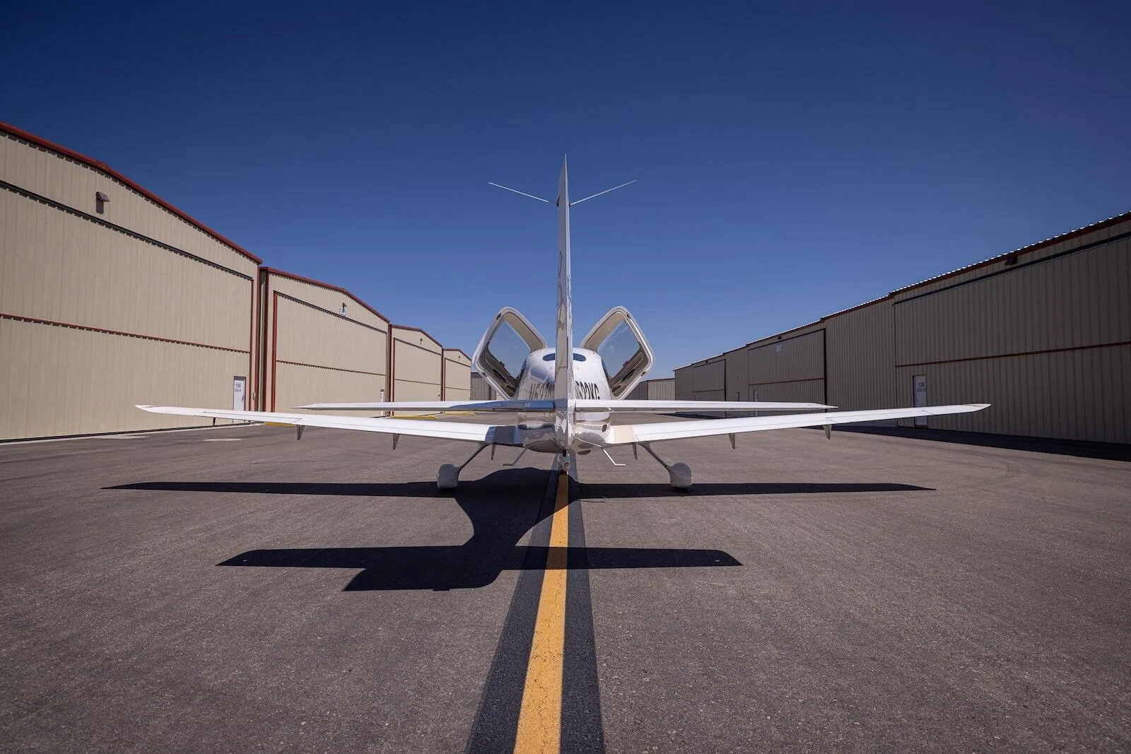 Exterior view of a 2004 Cirrus SR22 G2.