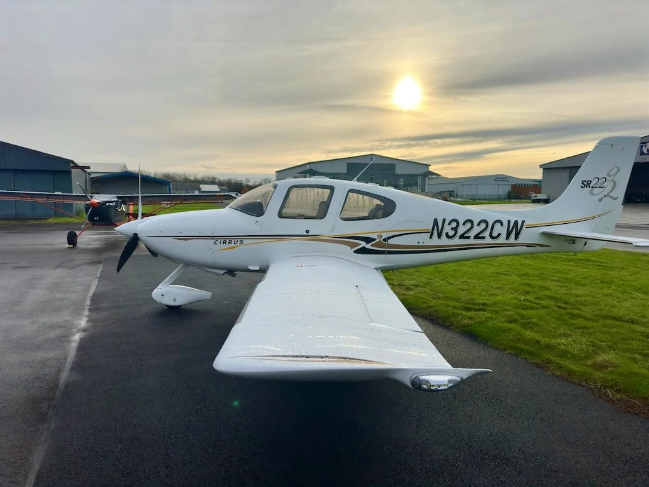 Exterior view of a 2004 Cirrus SR22 G2.