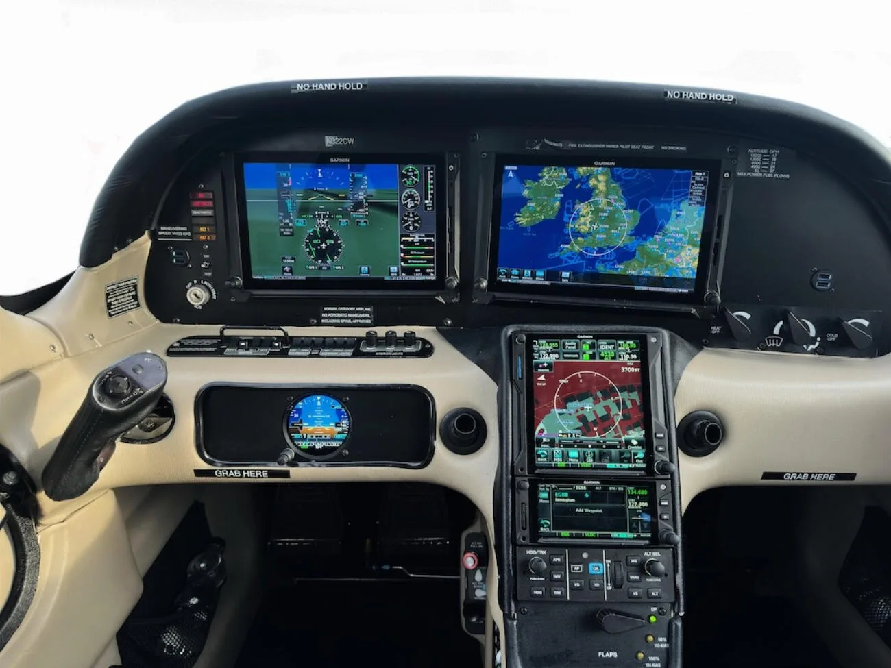 Avionics suite of a 2004 Cirrus SR22 G2.