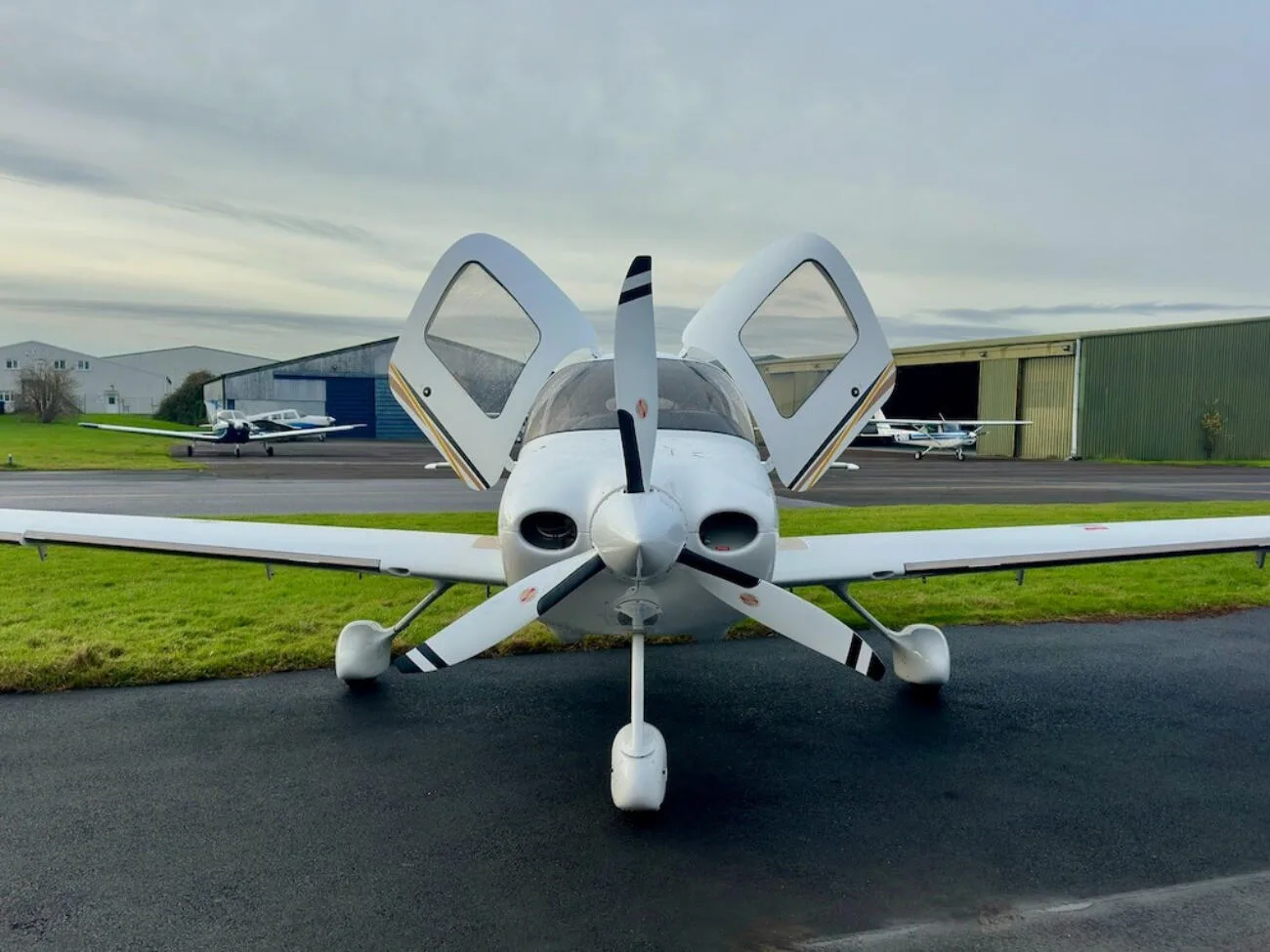 Exterior view of a 2004 Cirrus SR22 G2.