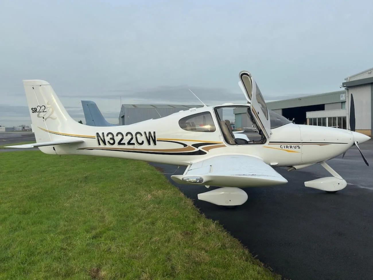 Exterior view of a 2004 Cirrus SR22 G2.