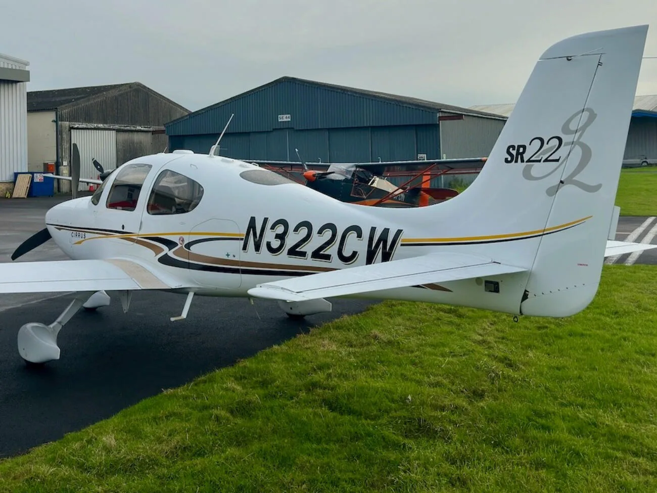 Exterior view of a 2004 Cirrus SR22 G2.