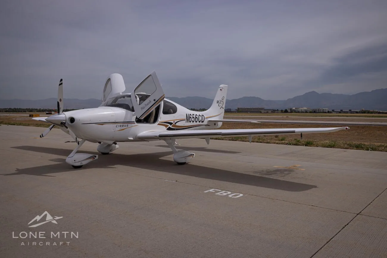 Exterior view of a 2004 Cirrus SR22 G2.