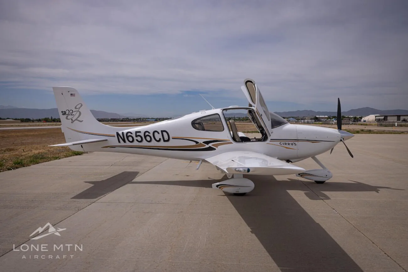 Exterior view of a 2004 Cirrus SR22 G2.