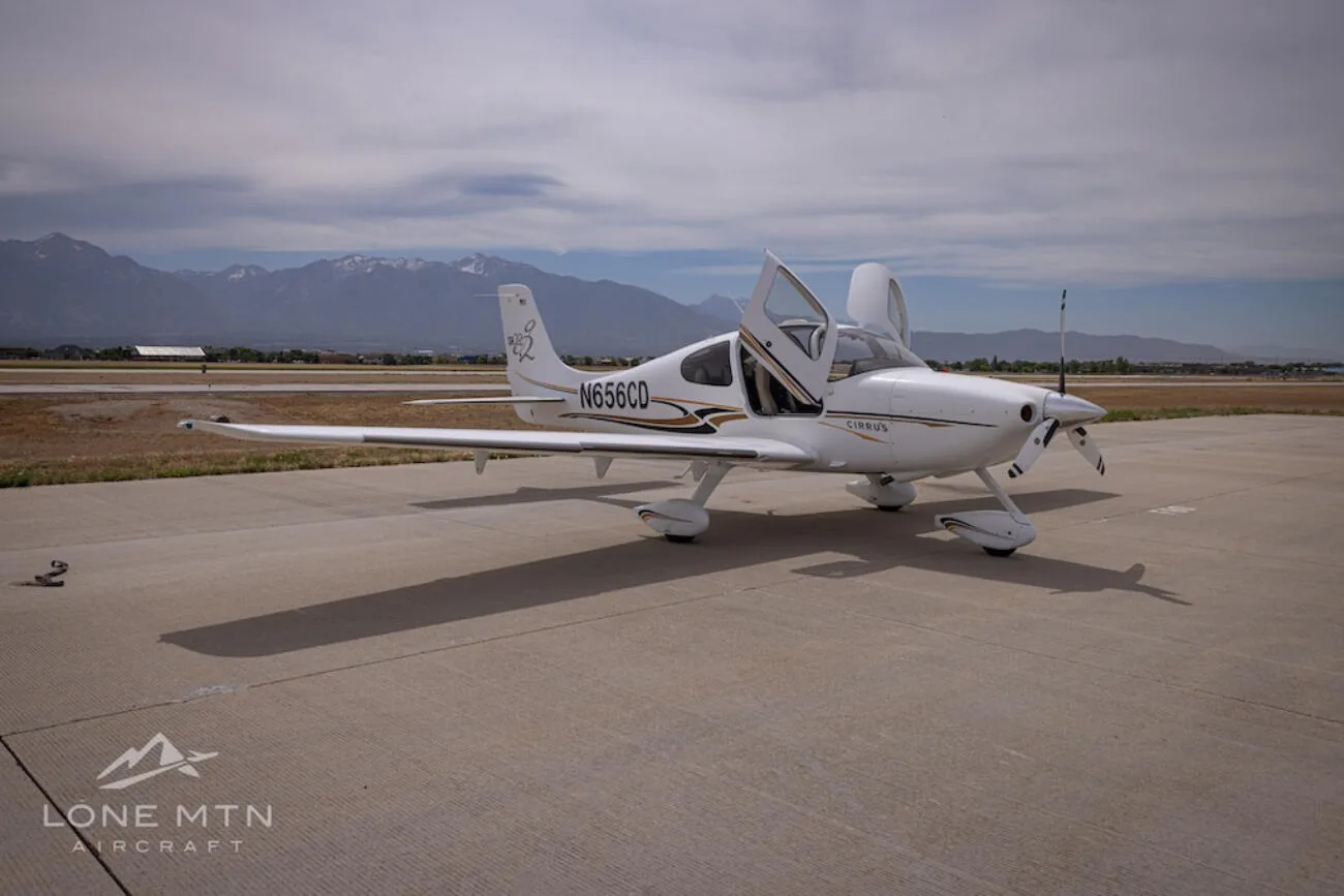 Exterior view of a 2004 Cirrus SR22 G2.