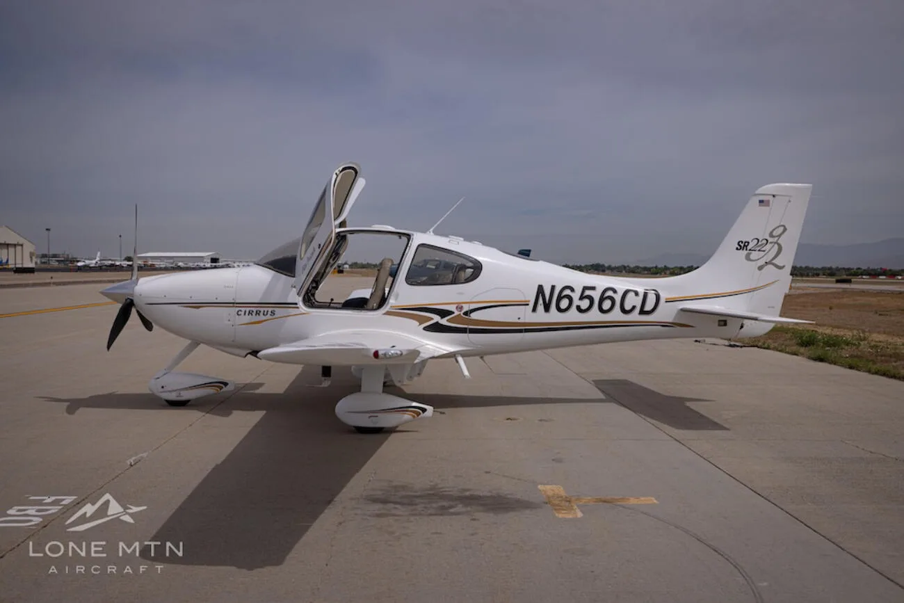 Exterior view of a 2004 Cirrus SR22 G2.
