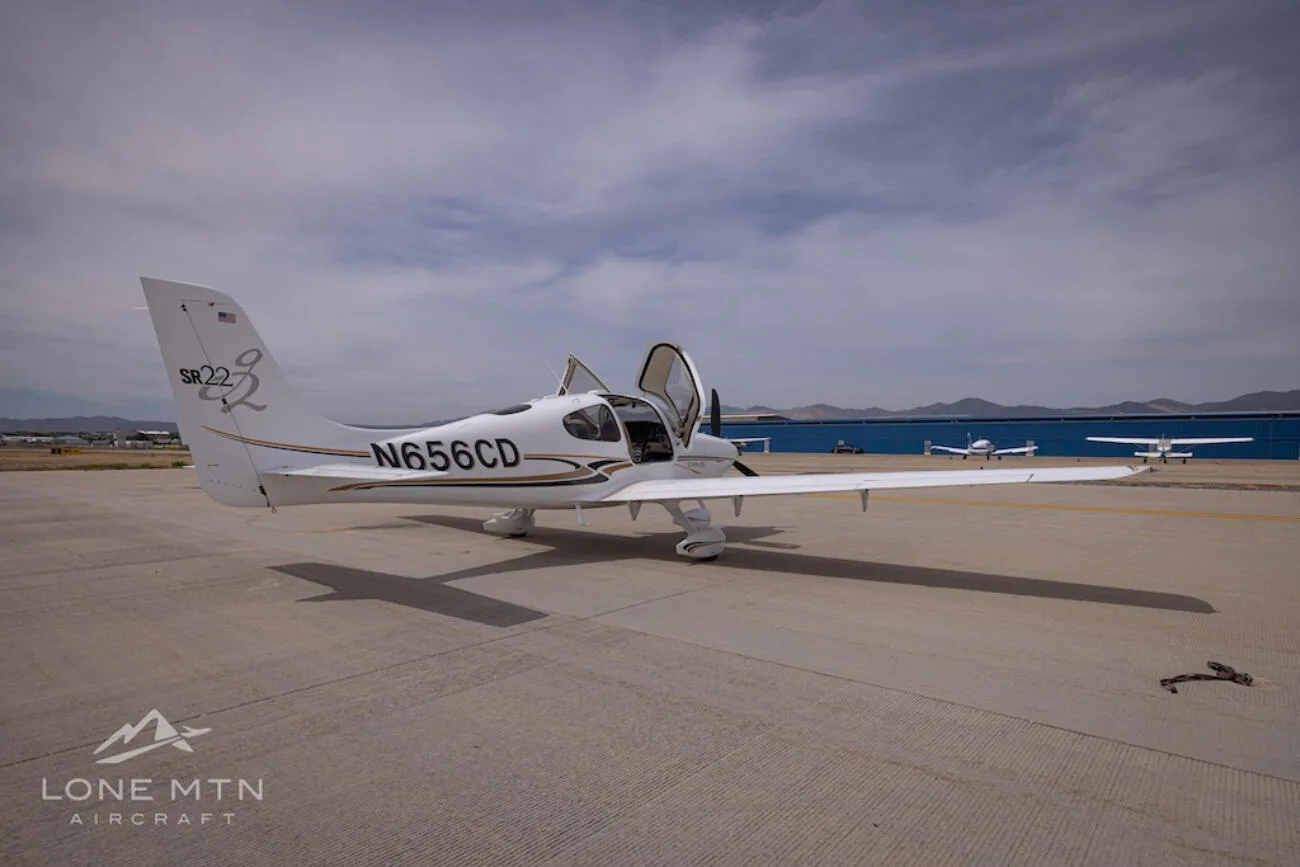Exterior view of a 2004 Cirrus SR22 G2.