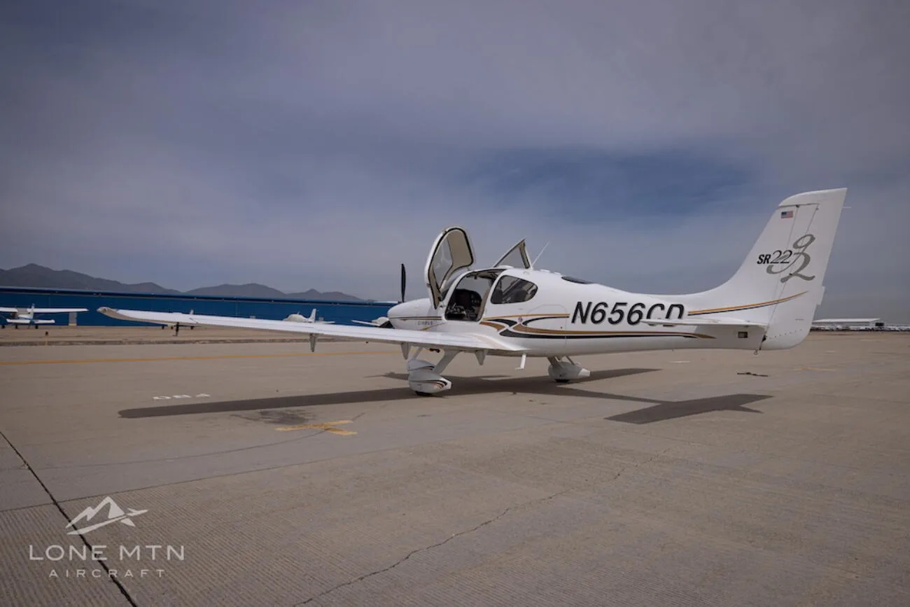 Exterior view of a 2004 Cirrus SR22 G2.