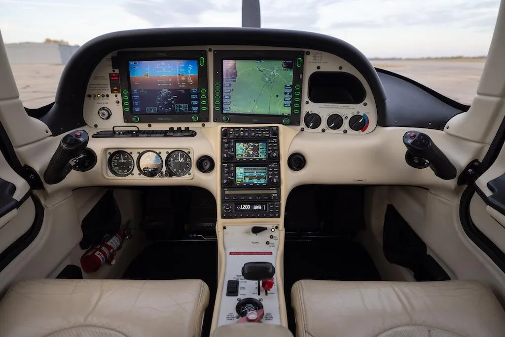 Cockpit and instrument panel of a 2006 Cirrus SR22 G2 GTS.