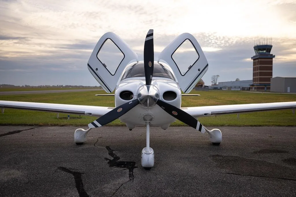 Exterior view of a 2006 Cirrus SR22 G2 GTS.