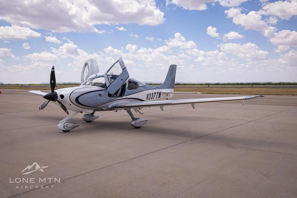 Exterior view of a 2011 Cirrus SR22T G3.