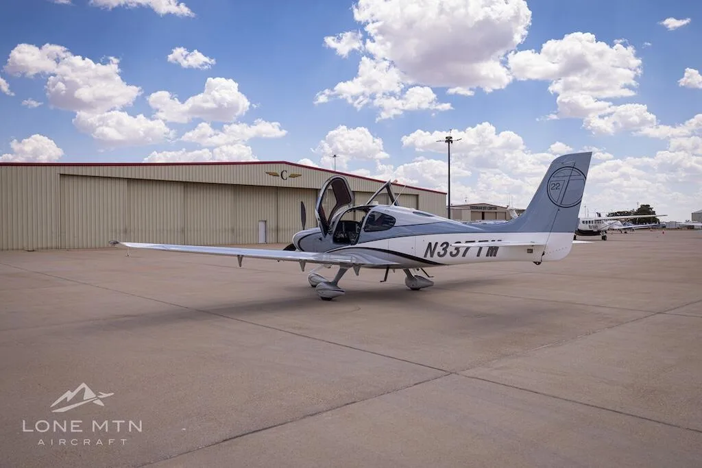 Exterior view of a 2011 Cirrus SR22T G3.