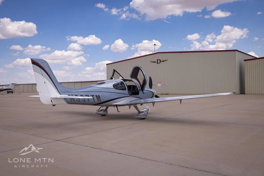 Exterior view of a 2011 Cirrus SR22T G3.