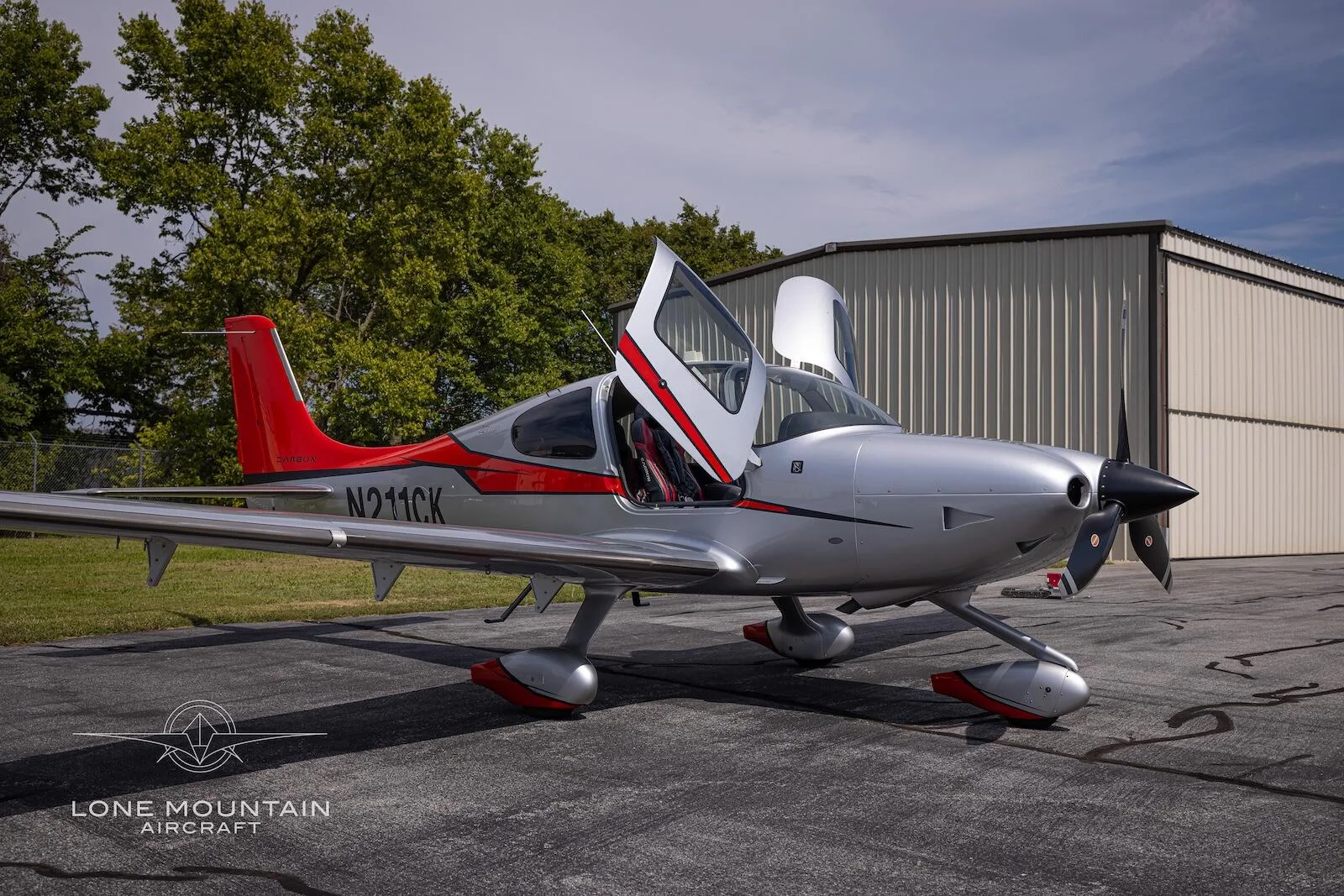 Exterior view of a 2015 Cirrus SR22T G5 GTS.