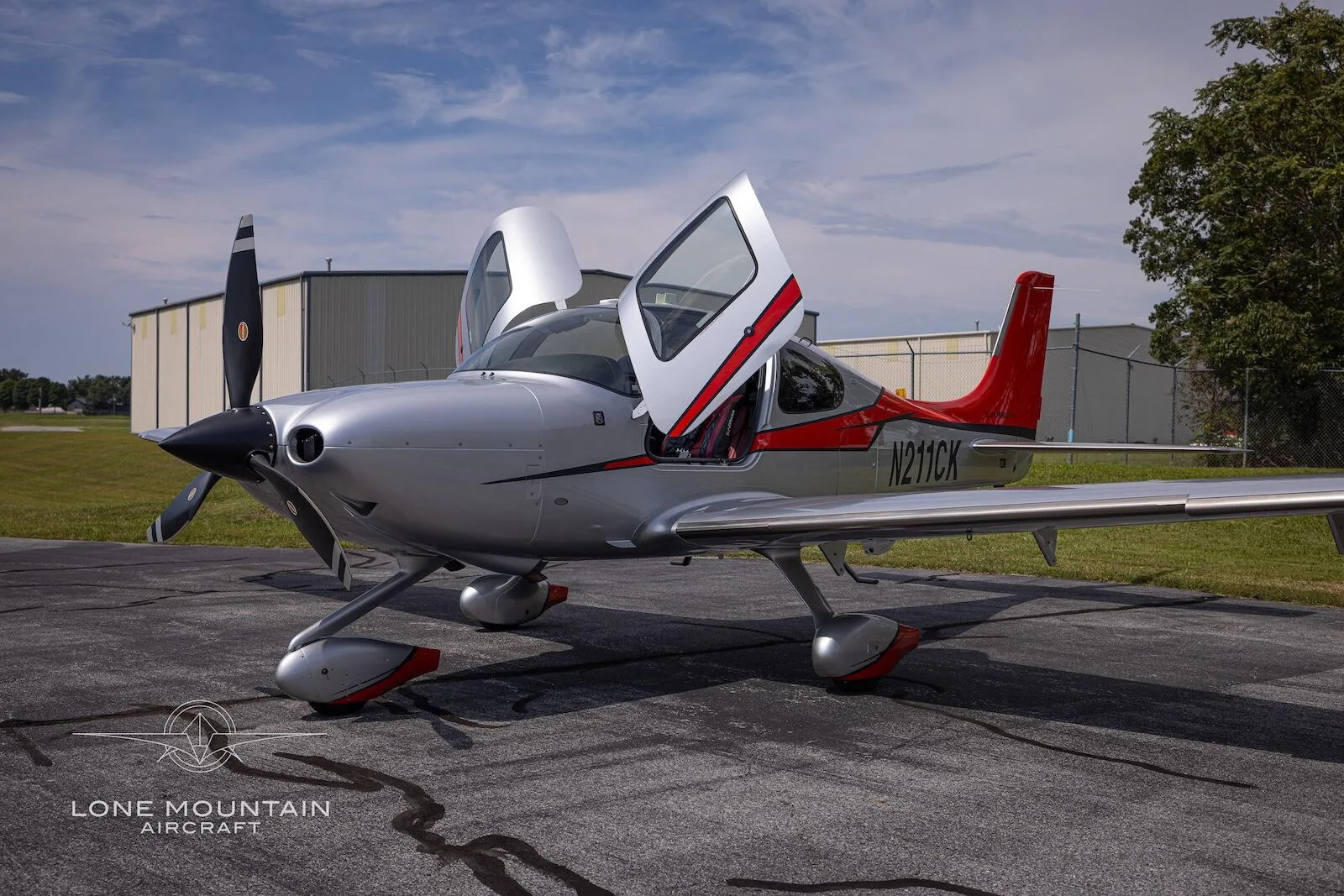 Exterior view of a 2015 Cirrus SR22T G5 GTS.
