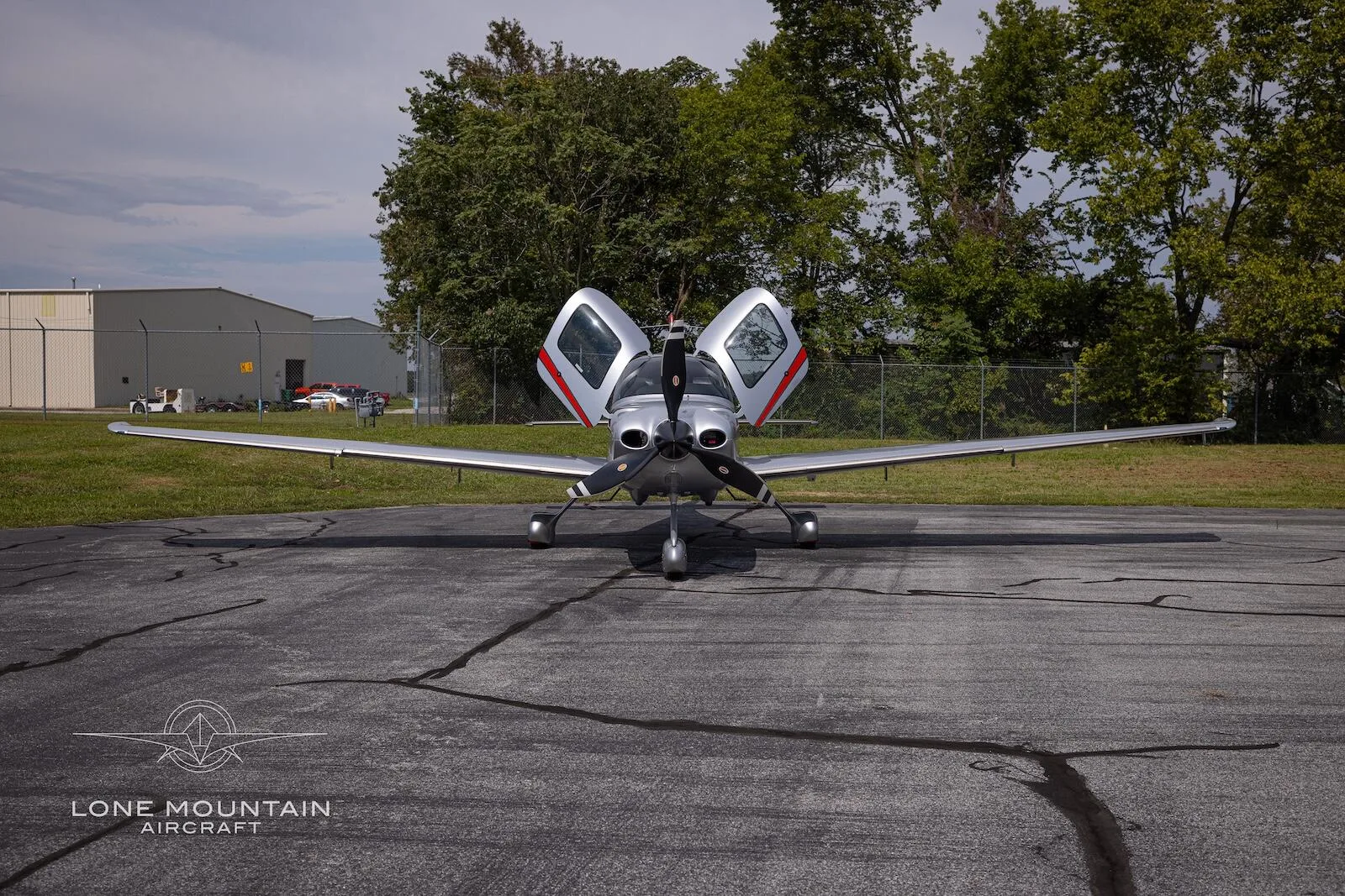 Exterior view of a 2015 Cirrus SR22T G5 GTS.