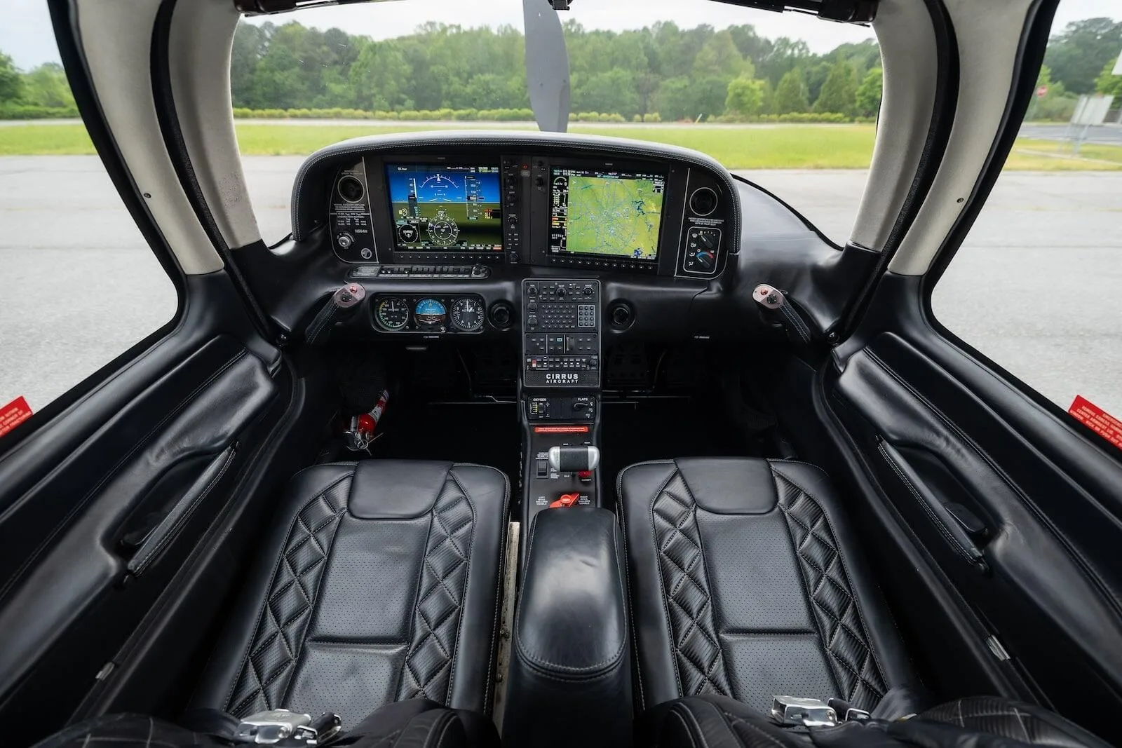 Cockpit and instrument panel of a 2014 Cirrus SR22T G5 GTS.