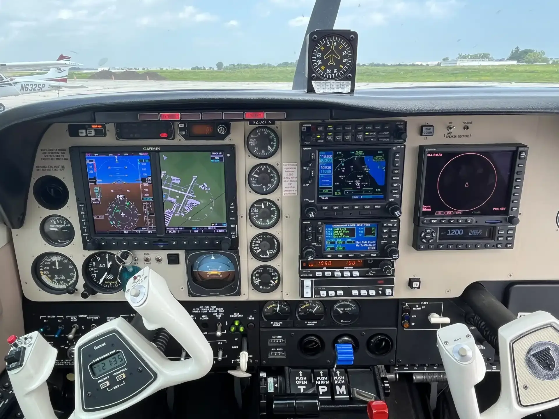 Avionics suite of a 1993 Beechcraft Bonanza A36.