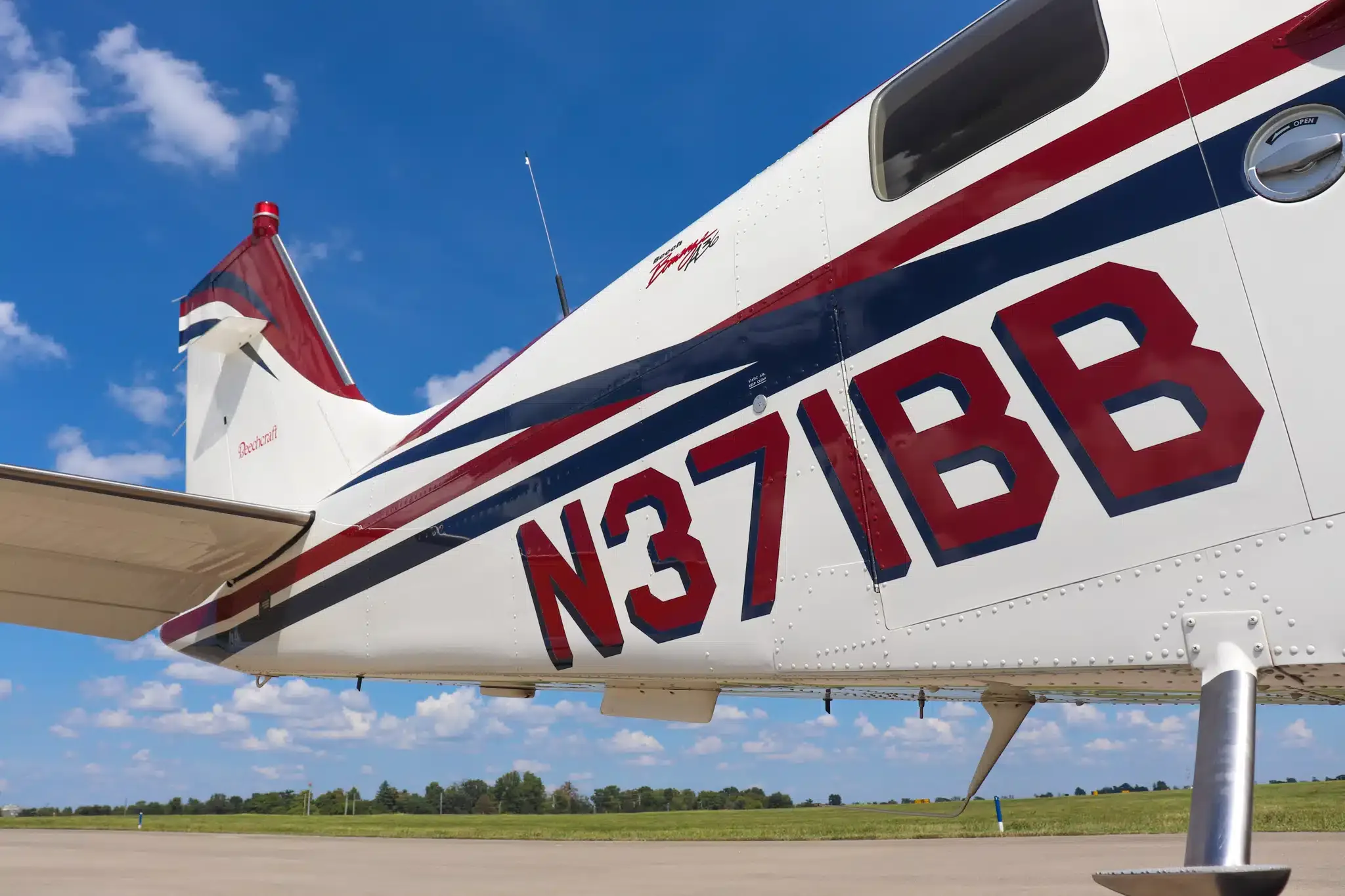 Exterior view of a 2000 Beechcraft Bonanza A36, N371BB.