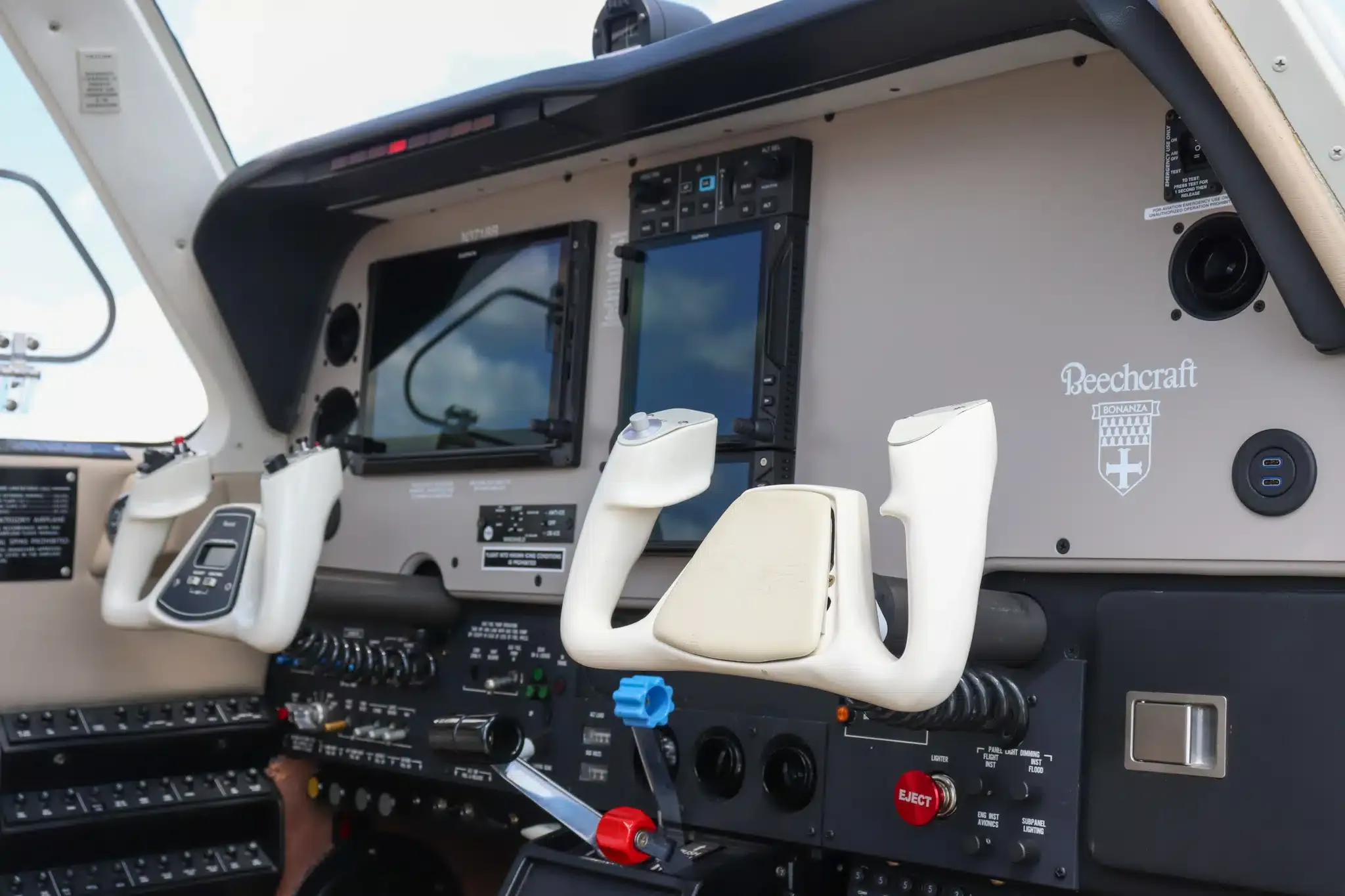 Avionics suite of a 2000 Beechcraft Bonanza A36.